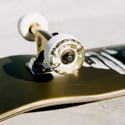 G2 On The Brinks 8.0" Shelter GLOBE Skateboard -Magasin De Skate g2 on the brinks 80 shelter globe skateboard 5